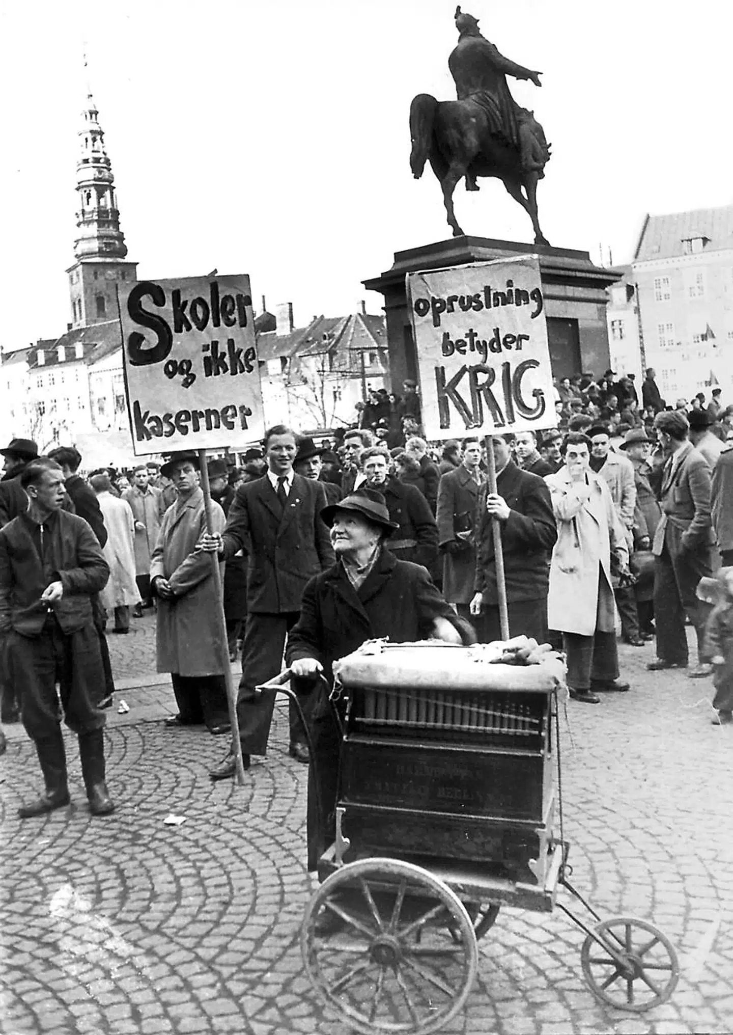Protester mod militær oprustning og Atlantpagten (senere NATO) samlede demonstranter i 1949 foran Christiansborg.