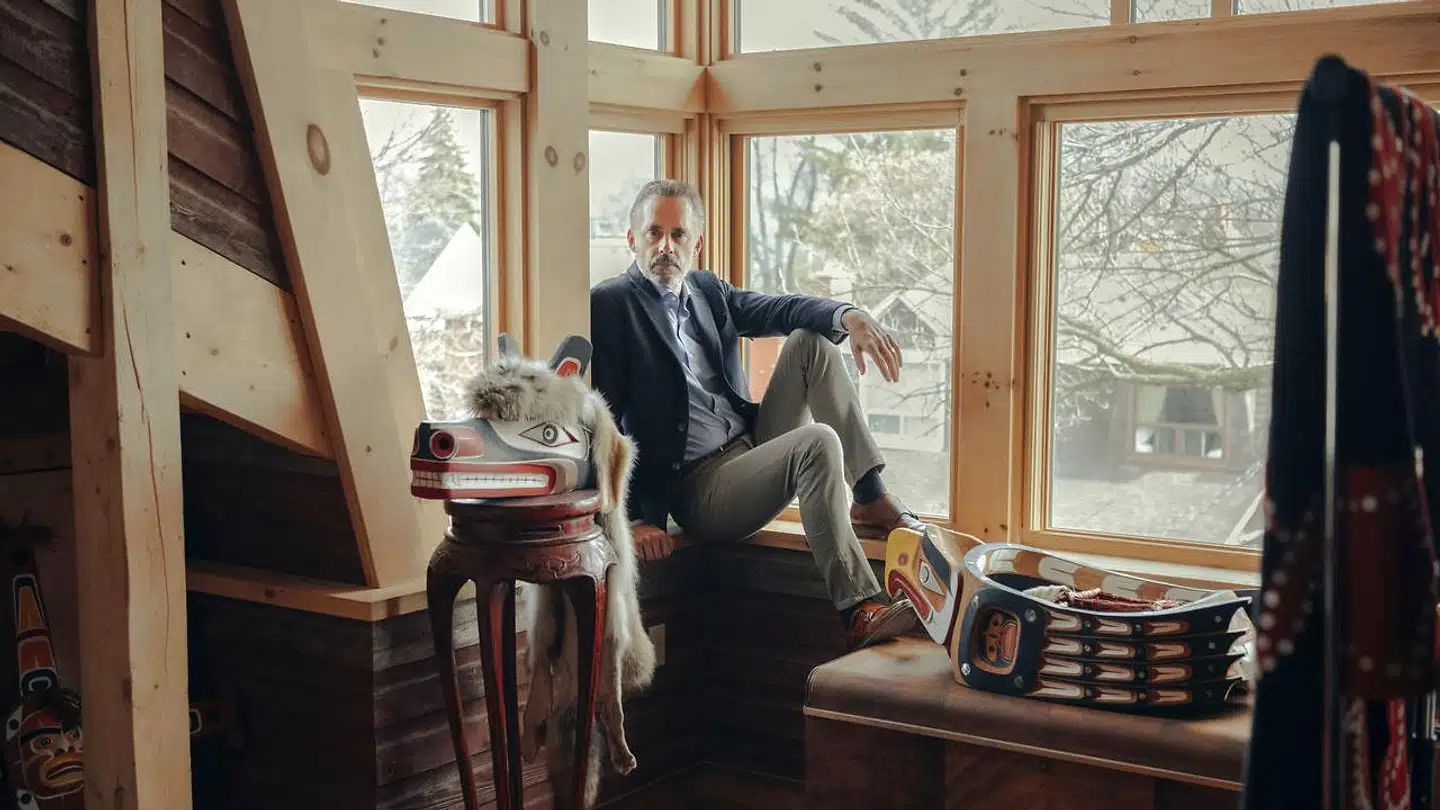 Jordan B. Peterson er professor i psykologi ved universitetet i Toronto, Canada. Han er ikke bange for at ytre sig i klare vendinger og på en måde, der deler vandene. Han sætter spørgsmålstegn ved mange ting – deriblandt det mønster, vi i dag ser på allerøverste ledelsesplan i virksomheder.