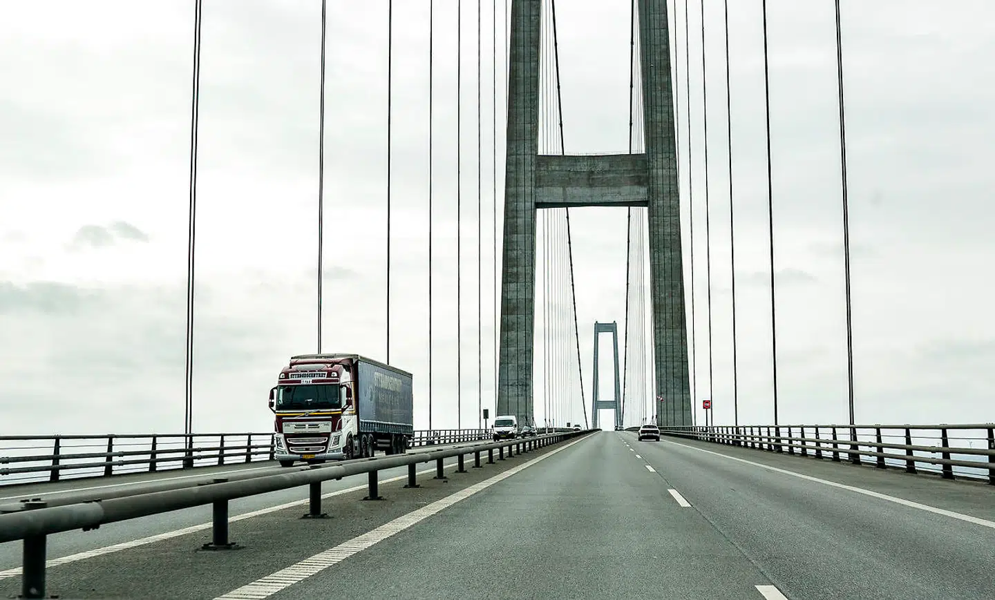 Måske kommer du til at køre billigt over Storebæltsbroen som et led i den sommerpakke, der forhandles lige nu.