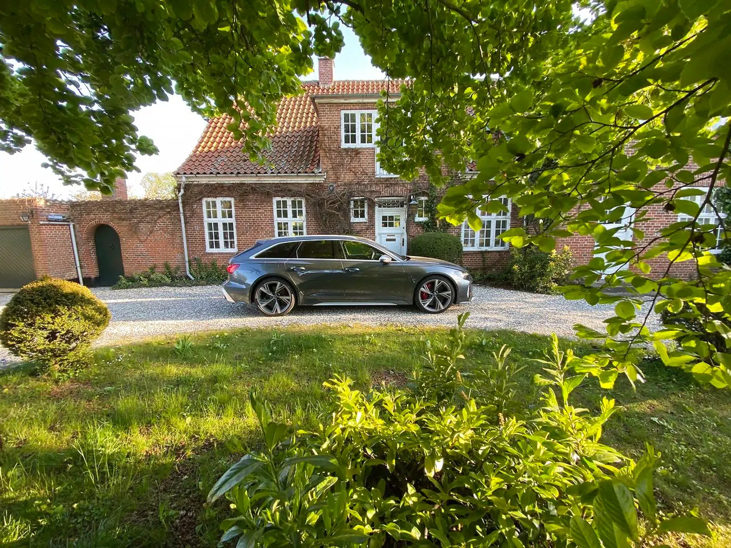 Audi RS 6 er en praktisk stationcar med 600 hestekræfter og en 0-100 km/t.-tid på 3,6 sekunder. Det er på alle paramtetre imponerende.