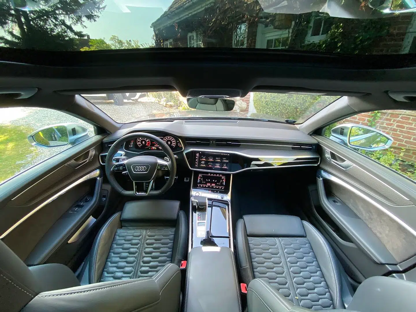 Lædersæderne med det stramme mønster er ekstraudstyr, men ellers minder kabinen om en klassisk luksuriøs Audi-kabine med højt digitalt niveau og en uangribelig samlekvalitet.