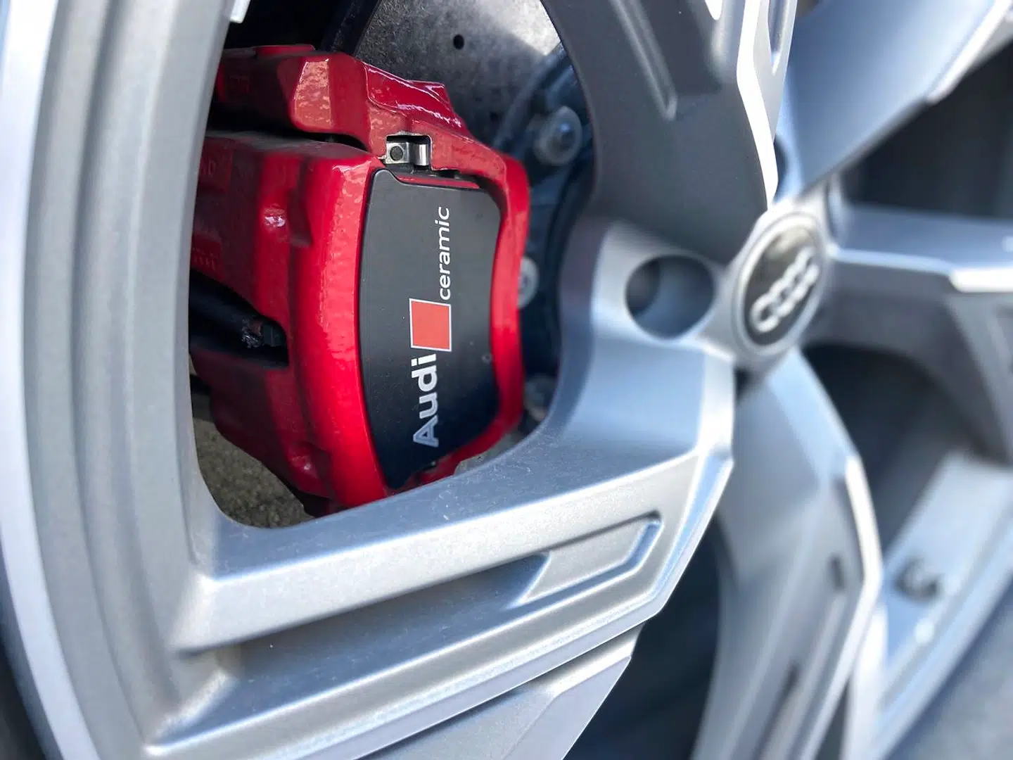 De keramiske bremser på den testede Audi RS 6 er ekstraudstyr til små 200.000 kroner. De er uhyggeligt effektive, men prisen er tæt på absurd.