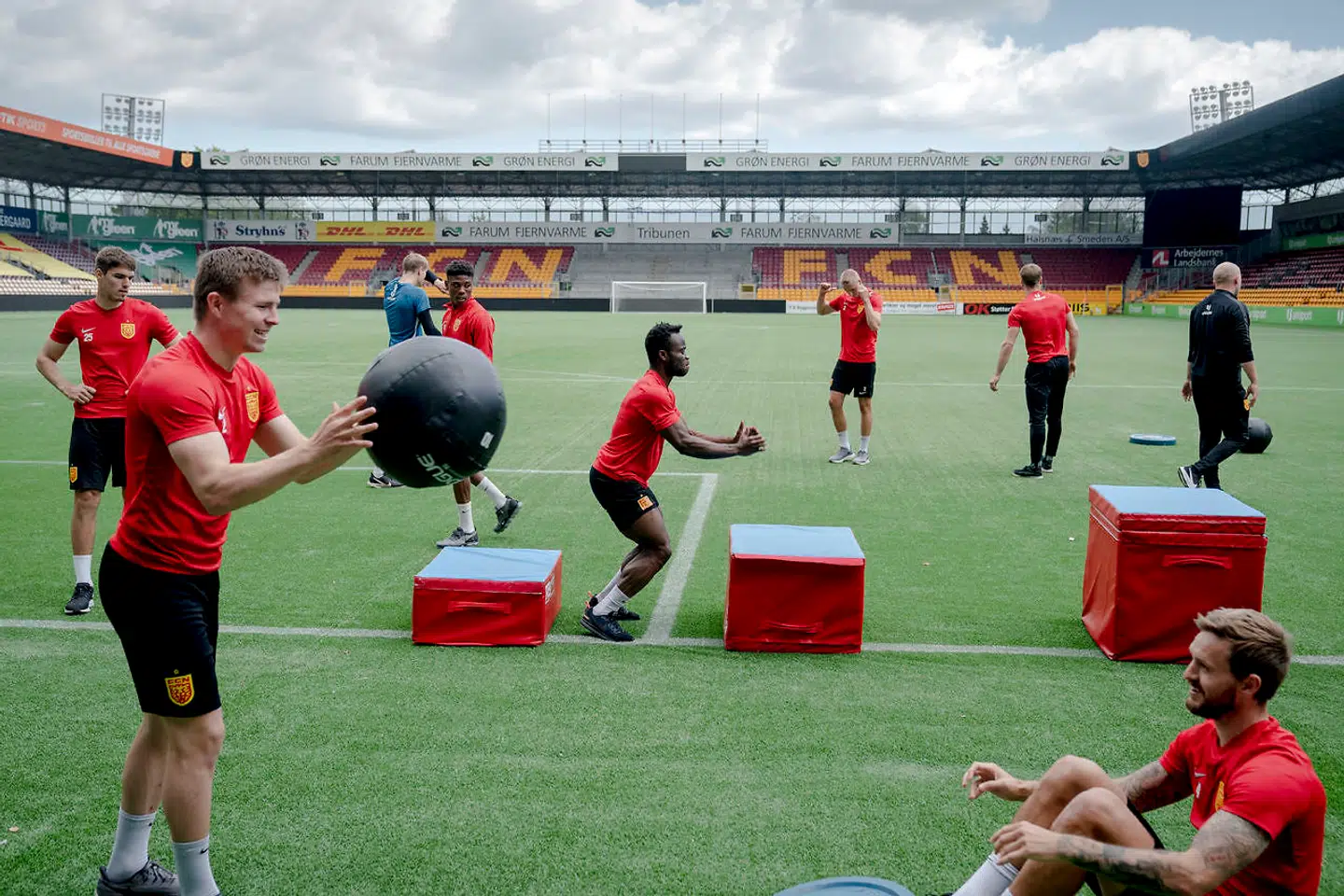 FC Nordsjælland har i forbindelse med covid-19 oprettet et helt nyt udendørs styrkeområde under den ene tribune. Halvdelen af holdet træner med vægte i det nye område, mens den anden laver dynamiske styrkeøvelser ude på kunstgræsbanen.
