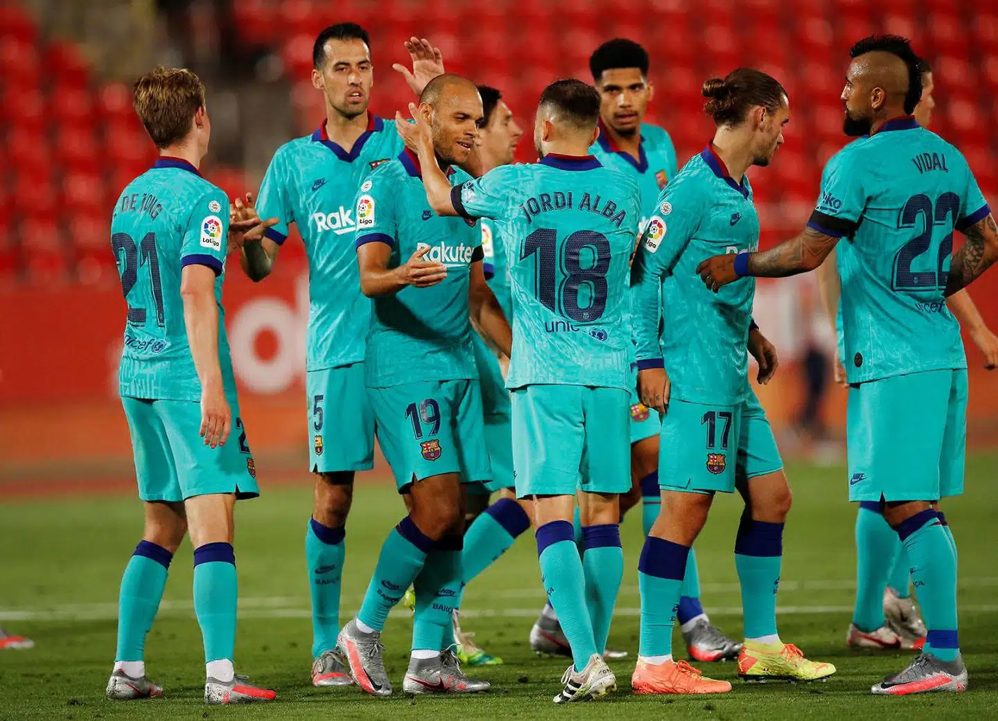 Barcelona-spillerne jubler efter Braithwaites scoring til 2-0.