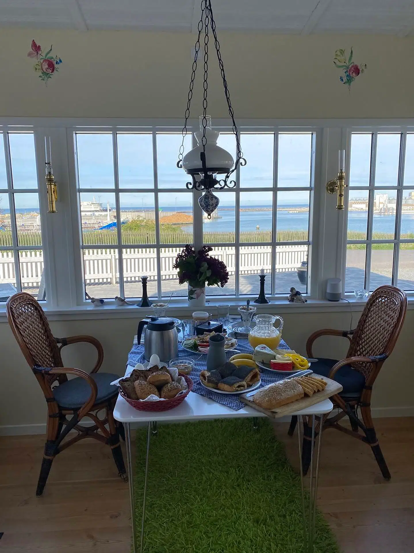 Knud Norbys pension har bare fire værelser, men udsigten og hyggen er ikke til at tage fejl af.