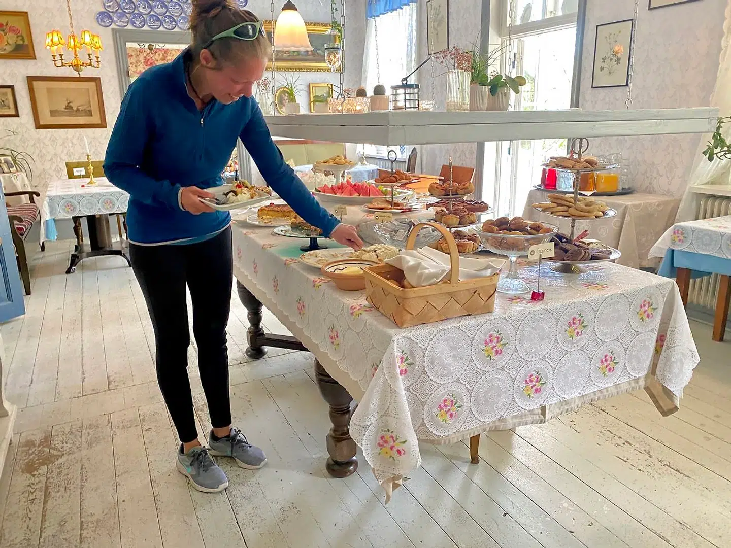 Jordbærlagkage, svesketærte, gammeldags æblekage, hindbærsnitter, kringle, scones, kanelsnegle, vanillekranse og meget mere. Der er alt, hvad hjertet kan begære, på Fru Petersens Café.