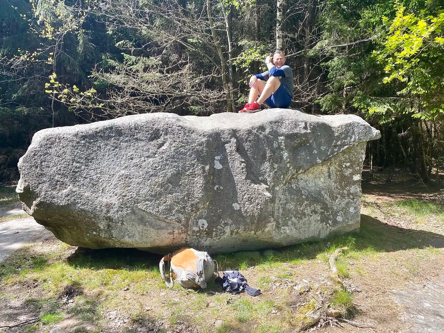 Ruten fra Slotslyngen mod syd til Almindingen er meget lidt befærdet, og man kommer både forbi rokkesten og storslået lynglandskab.