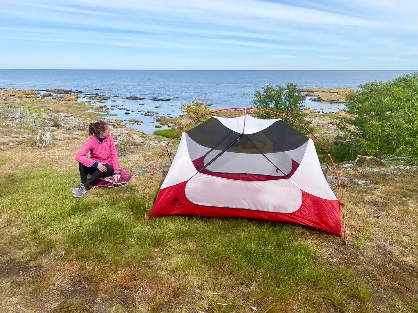 Hvor slår man lovligt sit telt op med direkte udsigt til klipper og hav? Det kan man for eksempel gøre på Hullehavn Camping syd for Svaneke.