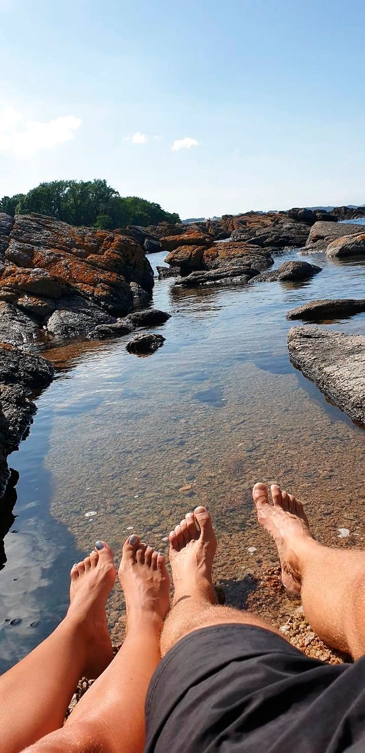Der er noget særligt over at bade fra klipper, og heldigvis lægger Bornholm land til adskillige gode steder at gøre det.