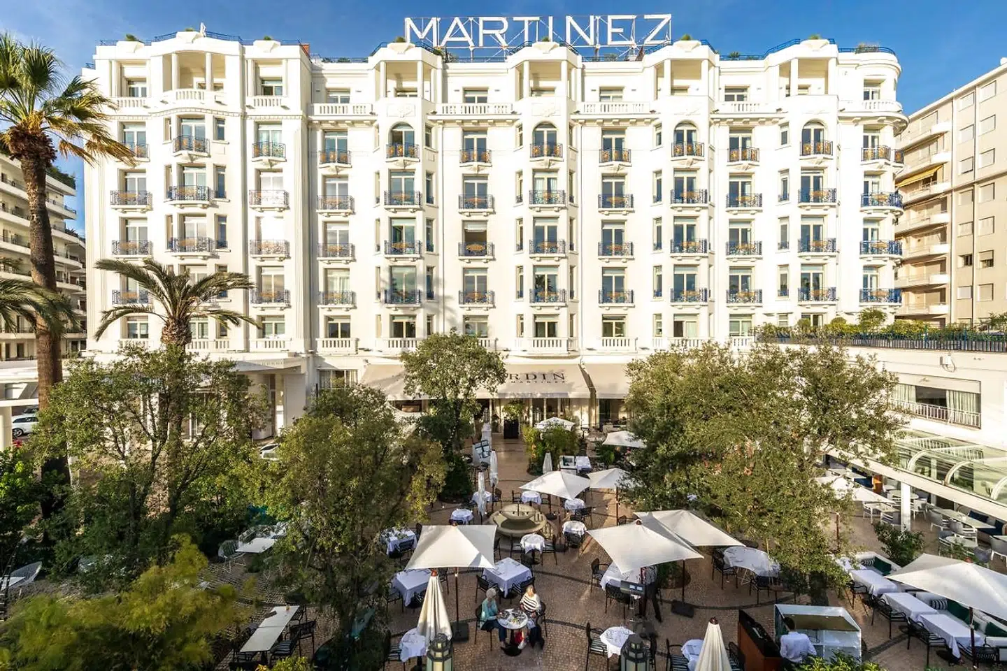 Luksushoteller som det historiske Martinez er også populære for dagsgæster, fra brunch til middag, på stranden og på terrassen. Foto: J. Kelagopian