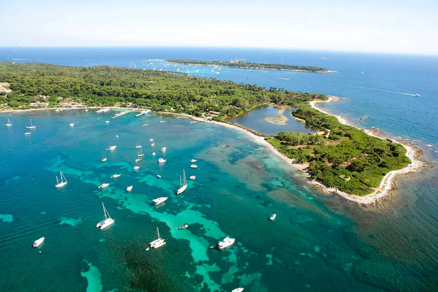Cannes’ hemmelighed er Lerins-øerne en kort sejlads fra den gamle havn, hvor man kan nyde sin svømmetur og picnic i den bilfri natur. Foto: Semec Kelagopian/Palais des Festivals.
