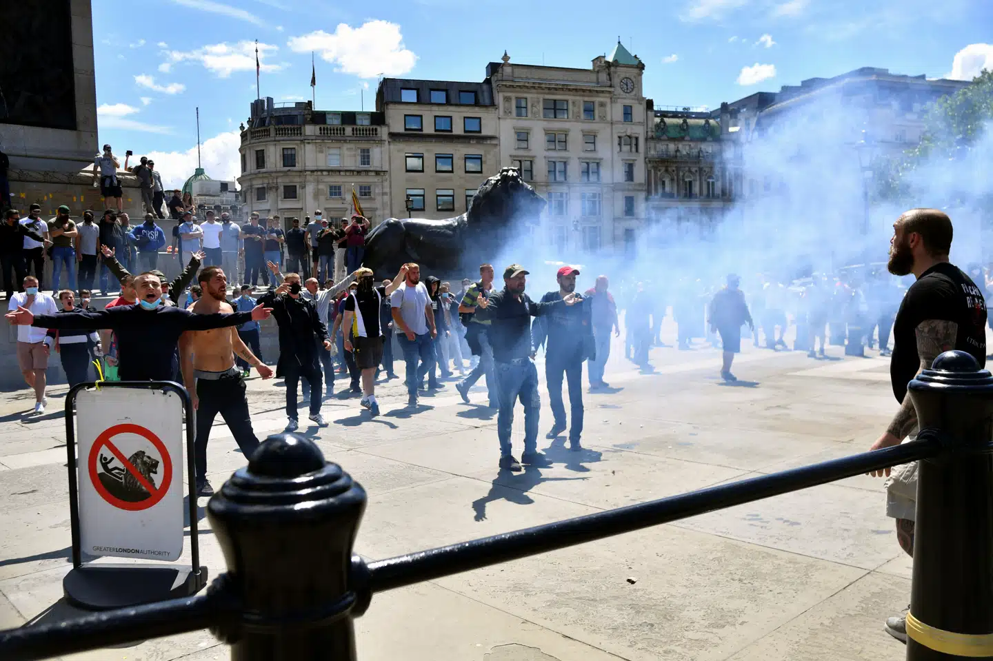 Højreradikale foran søjlen på Trafalgas Square, hvor søhelten Nelson troner på toppen. Det sker, mens Black Lives Matter i nærheden er i gang med deres demonstration. Dylan Martinez/Reuters