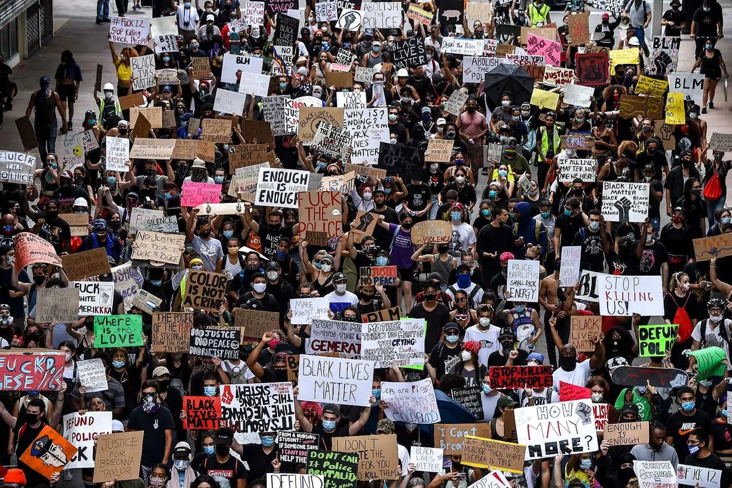 De store demonstrationer mod politivold kan være en del af forklaringen på den nye opblussen i antallet af coronasmittede i USA. Her i Miami i Florida, der er en af de delstater, der er hårdest ramt af den nye smittebølge.