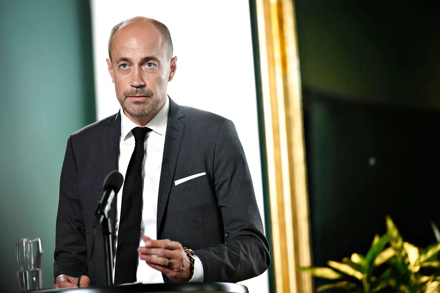 En hastelov gjorde sundheds- og ældreminister Magnus Heunicke (S) til en af landets mest magtfulde personer, men den udløber til marts. Derfor skal vi allerede nu begynde at diskutere, hvem der skal tage de store beslutninger, hvis en epidemi rammer igen, mener ekspert.