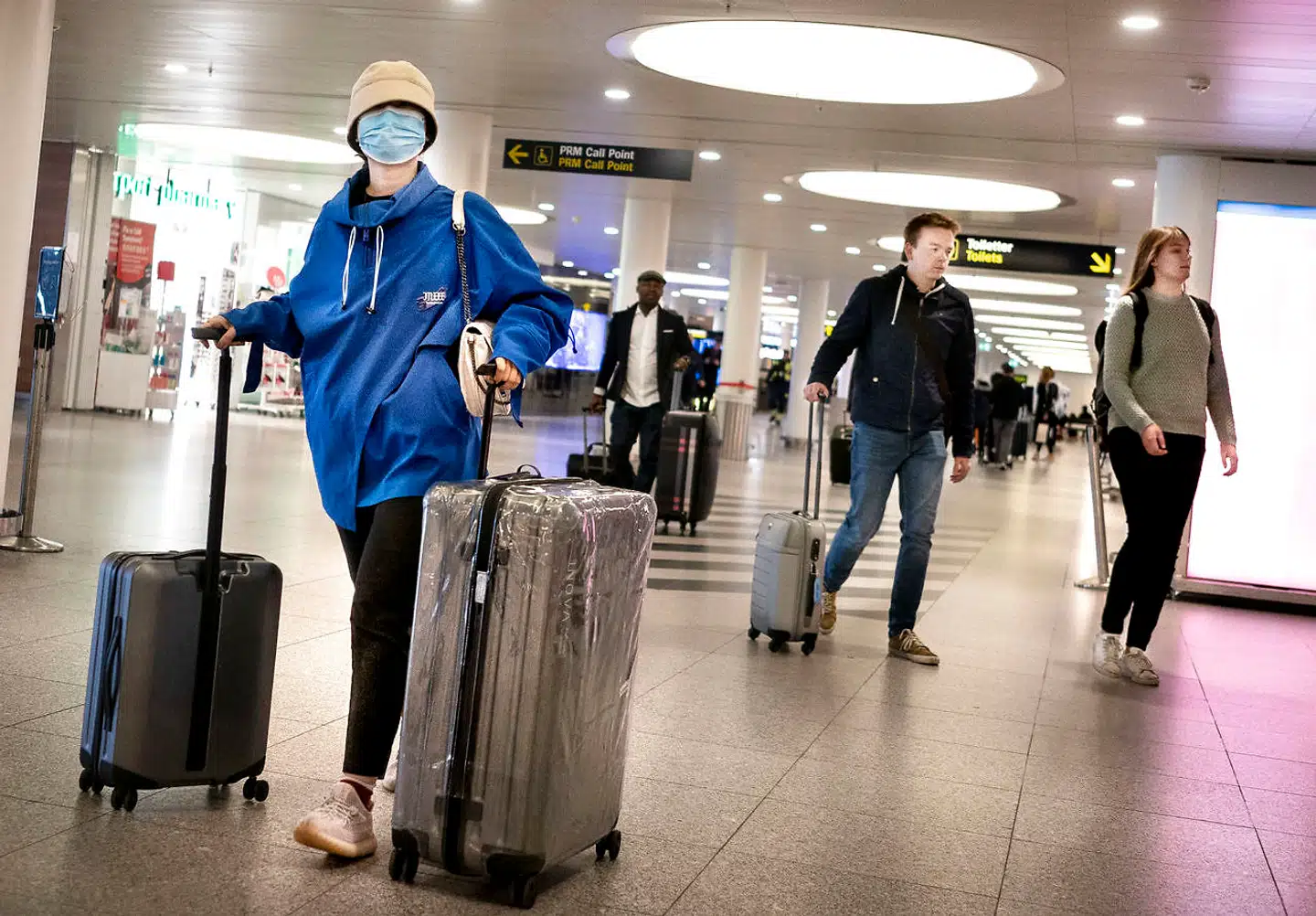 (ARKIV) COVID-19: I Københavns Lufthavn er der knap så mange passagerer og anvendelsen af masker er blevet mere tydelig fredag den 13. marts 2020. WHO har ændret holdning, så alle nu anbefales at bruge mundbind, når det er svært at holde afstand.