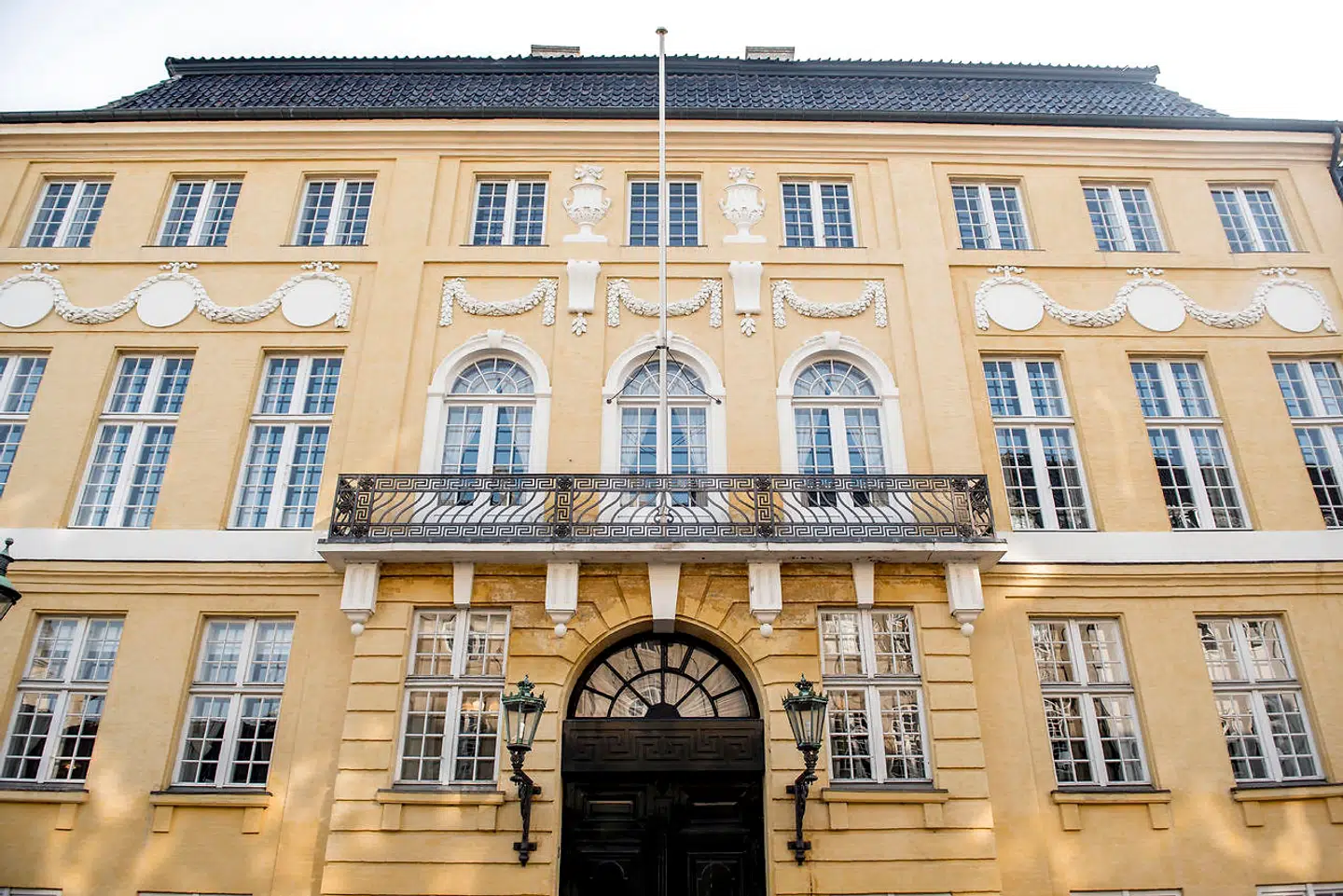 Flot ser det ud, men Det Gule Palæ ved Amalienborg er bygget på blodpenge, uha uha. Hvor er Black Lives Matter Denmark? Lad os få en kæmpe statue af Bwalya Sørensen i stedet.