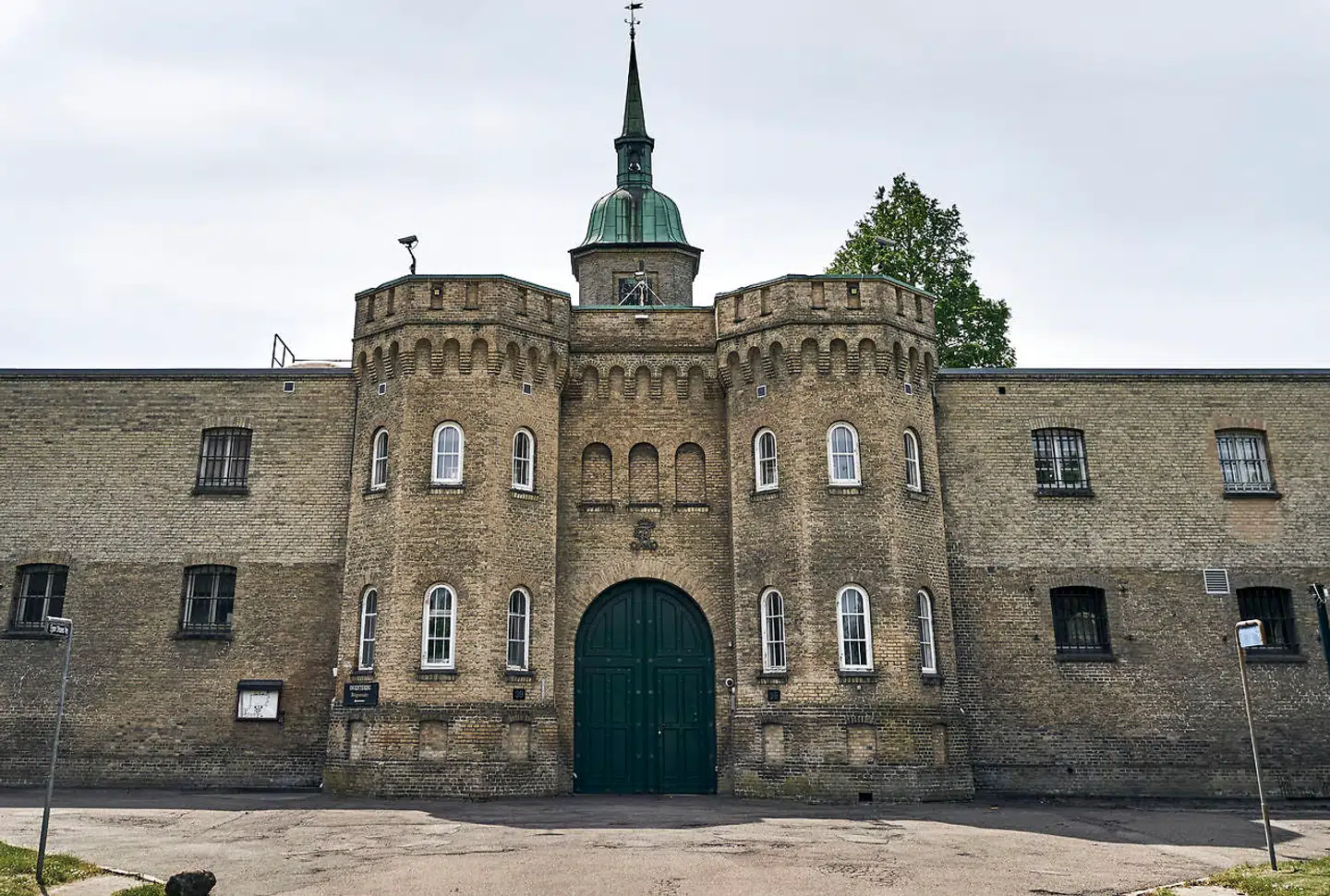 Vridsløselille Statsfængsel er sat til salg af statens ejendomsselskab, Freja, og midt i juni er der deadline for bud. Der er tale om at omdanne det til boliger og gøre det til en integreret del af Albertslund, men ikke alle er enige om, hvad der skal ske med bygningerne.