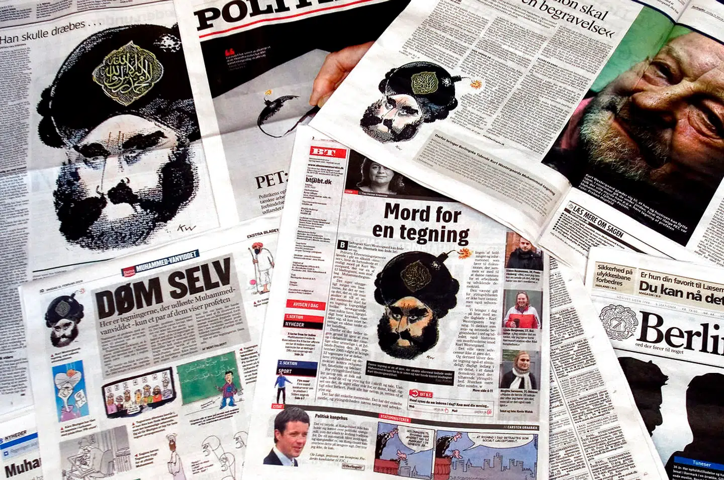 De tre store danske aviser Jyllands-Posten, Politiken og Berlingske Tidende bragte onsdag morgen den 13. februar genoptryk af Kurt Westergaards omstridte Muhammed-tegning.