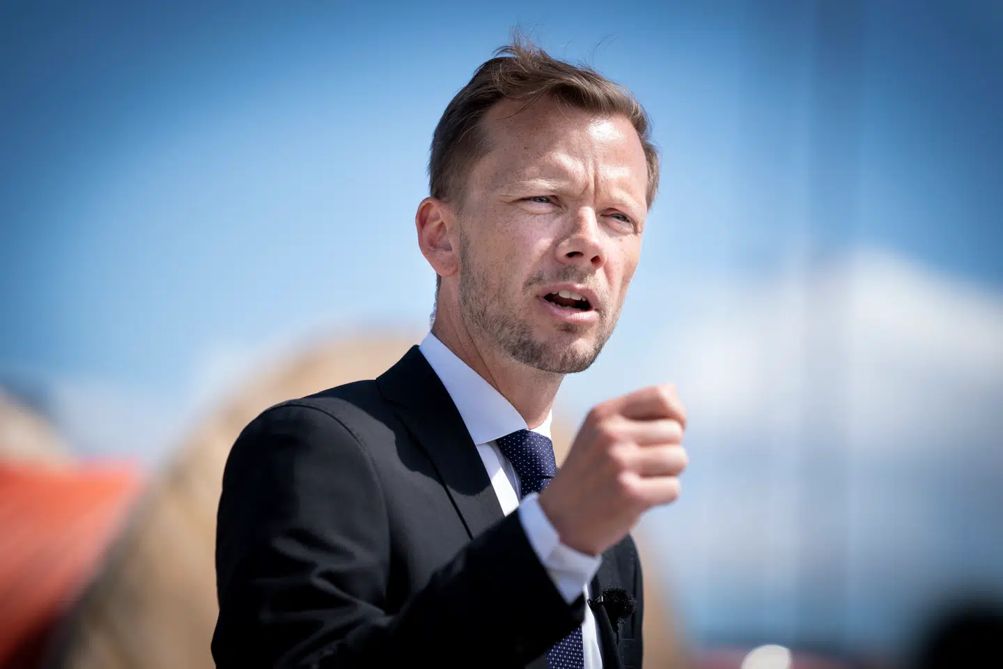 »Grundlæggende handler det om, at vi i Danmark ligesom resten af verden befinder os i en krise, hvor der er mange, som mister deres arbejde på grund af coronavirus,« siger beskæftigelsesminister Peter Hummelgaard om baggrunden for at give ufaglærte ledige ekstra dagpenge, hvis de opkvalificerer sig. Den liberale tænketank Cepos kalder det »et ideologisk fremstød«.