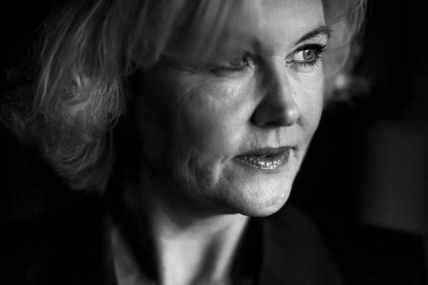 Anne-Marie Vedsø Olesen kommer i »Månen over øen« hverken med svar eller letkøbte løsninger, den slags skal findes inde bag læserens eget øjenvisir. Forfatteren gør det nu heller ikke helt let, når hun indimellem bevæger sig ud i poetisk-filosofiske betragtninger, som kan være svære at følge, skriver anmelder Merete Reinholdt