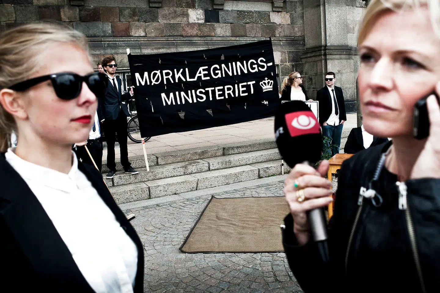 »Uanset om udviklingen skyldes ændringer i medielandskabet eller strategiske overvejelser på Slotsholmen, er udviklingen uheldig. For udviklingen betyder, at det stadig oftere er policy-professionelle rundt om ministre og ikke ministre selv, der besvarer pressens spørgsmål. Ligesom ministre i stigende grad slipper uden om pressens kritiske spørgsmål,« skriver Morten Madsen og Jens Bjarke Holst.