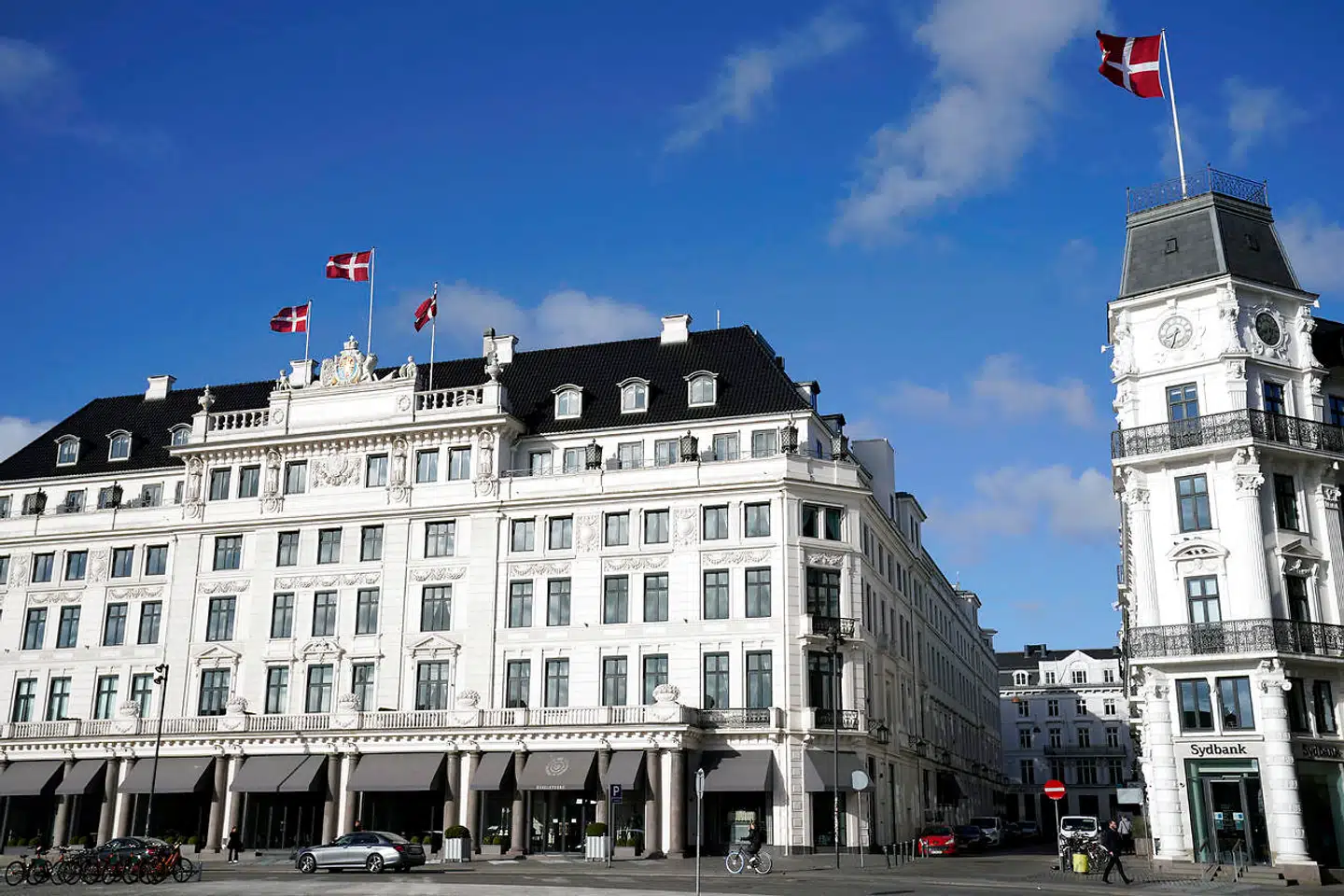 Justitsminister Nick Hækkerup (S) har fredag ophævet den særregel, som betød, at turister fra Norge, Tyskland og Island ikke må overnatte på hotel i København og på Frederiksberg. Fra mandag 15. juni kan hotellerne dermed åbne for turister fra de tre lande, men de skal stadig overholde reglen om minimum seks overnatninger. Det er problematisk, mener Dansk Erhverv og Horesta.