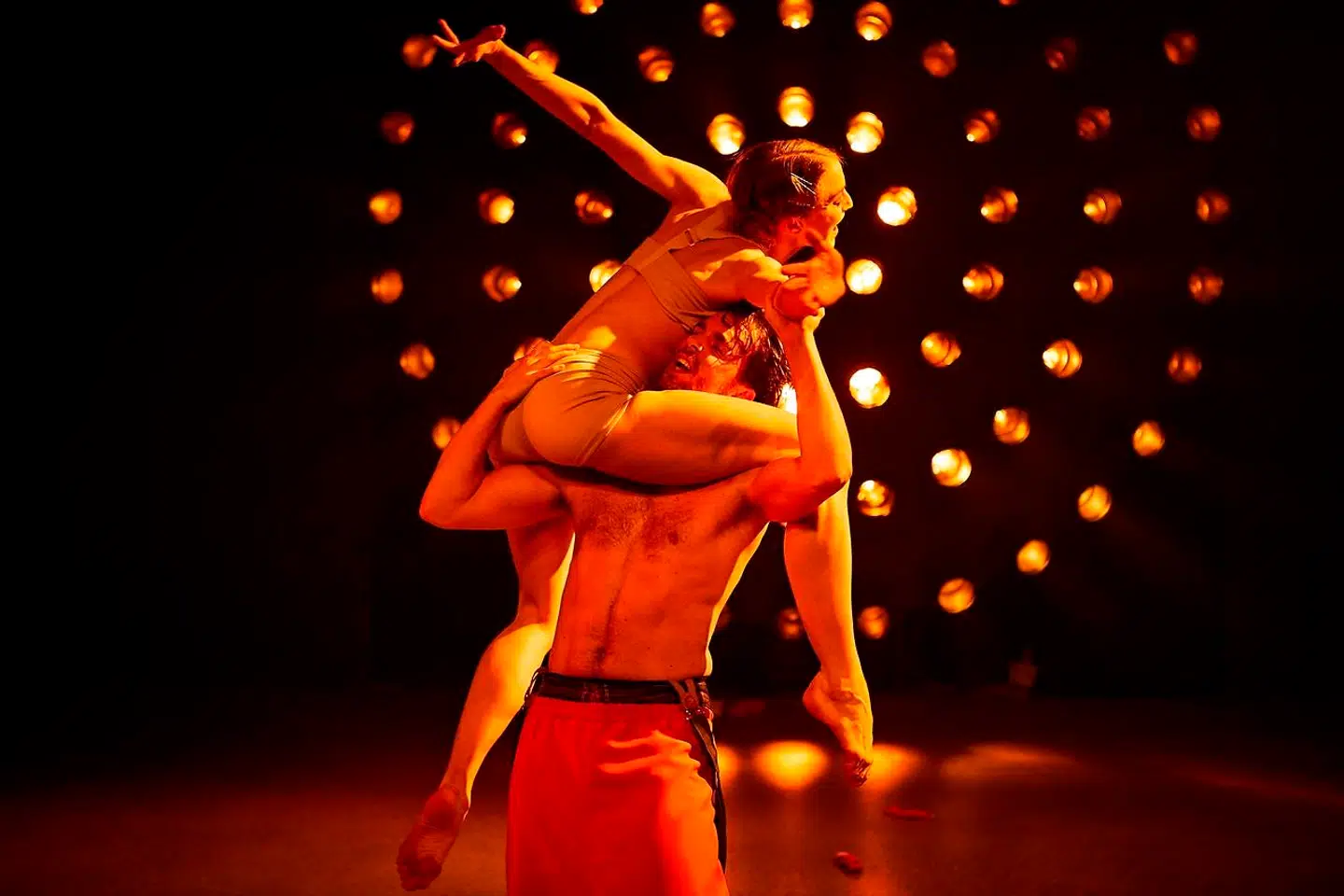 Danske teatre er hårdt ramt af coronanedlukningen, selv om de nu igen kan åbne med halvt publikum. Billedet er fra forestillingen »Bonnie and Clyde«, som Betty Nansen Teatret spillede i efterårssæsonen 2019.