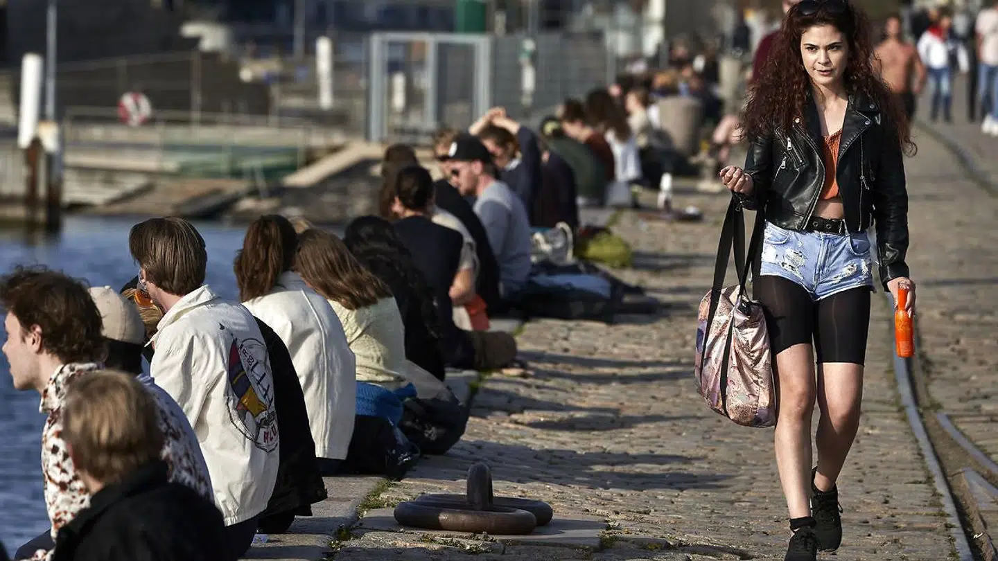 Under coronalukningen af Danmark mente politiet for få uger siden det nødvendigt midlertidigt at forbyde ophold på Islands Brygge i København, fordi for mange samledes. Nu opfordrer EU til at genåbne de indre grænser, og det vækker bekymring hos en dansk virolog om smittefaren på eksempelvis markeder i turistmagneter som Barcelona, Rom og Provence.