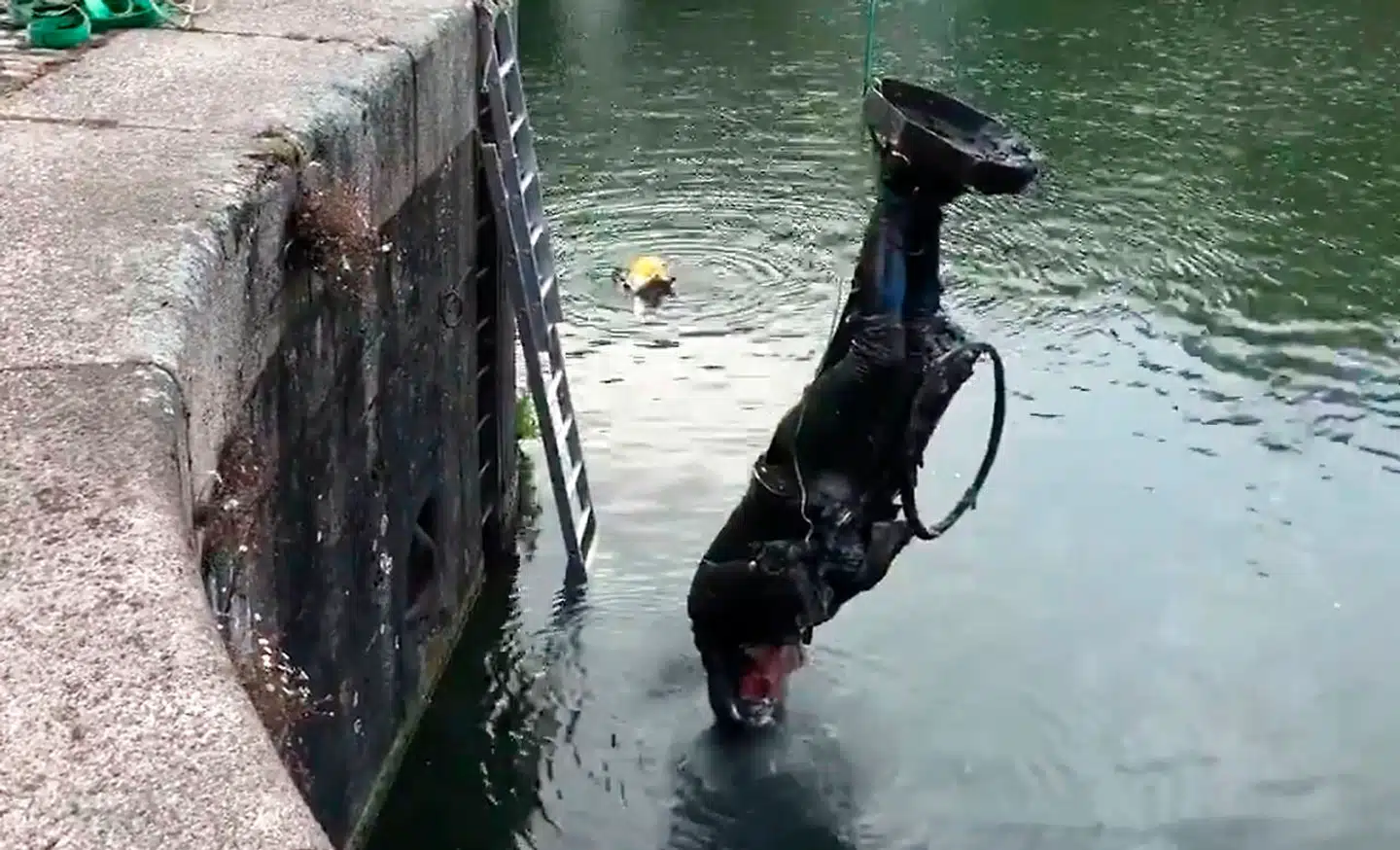Edward Colston-statuen bliver hevet op af havnen i Bristol. Han spillede en stor rolle i den britiske slavehandel i 1600-1700-tallet.