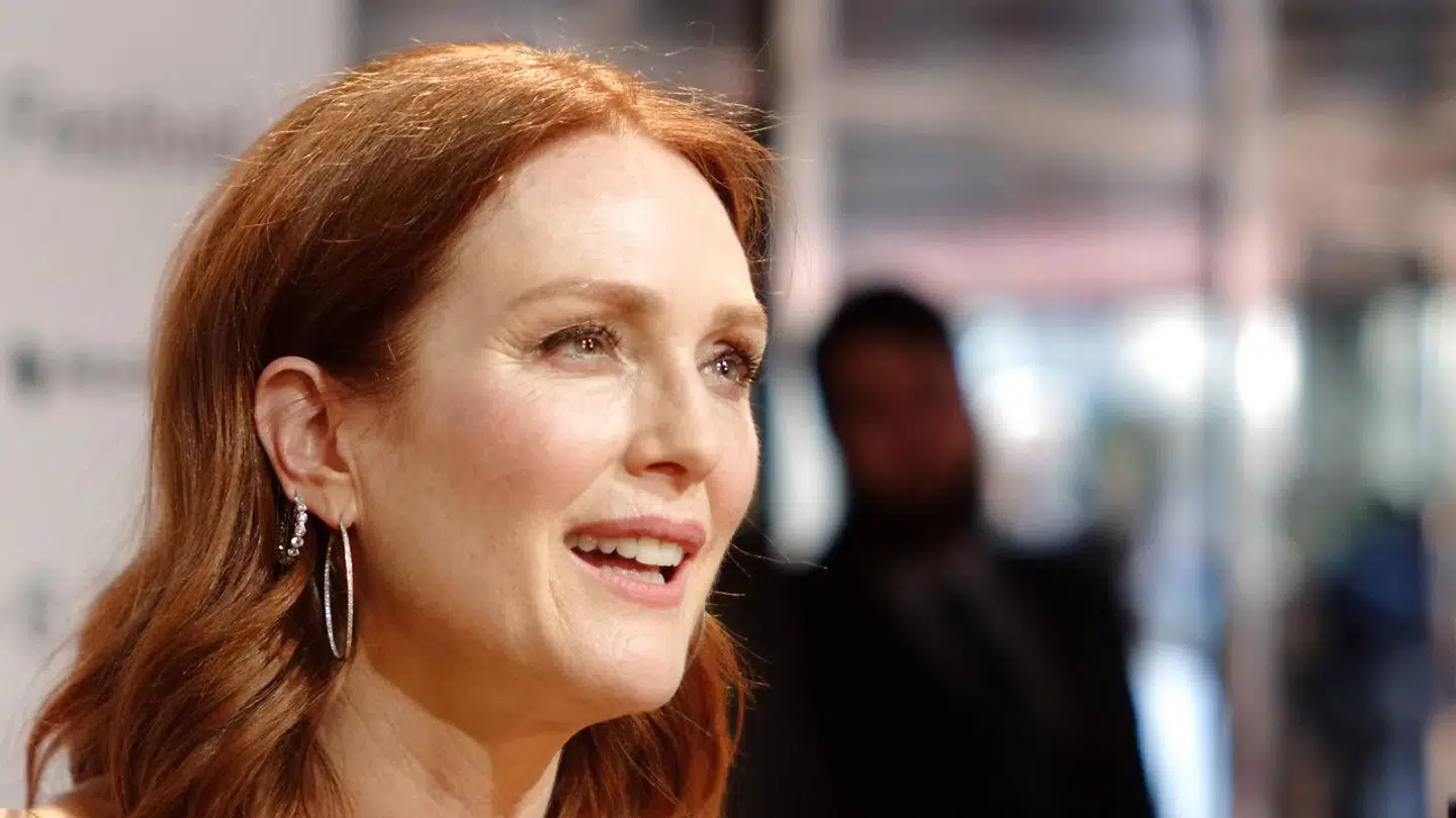 »Jeg tager ansvar for min rolle i at få udryddet racismen i USA,« skriver Julianne Moore i et tweet om en antiracistisk video, hun medvirker i.