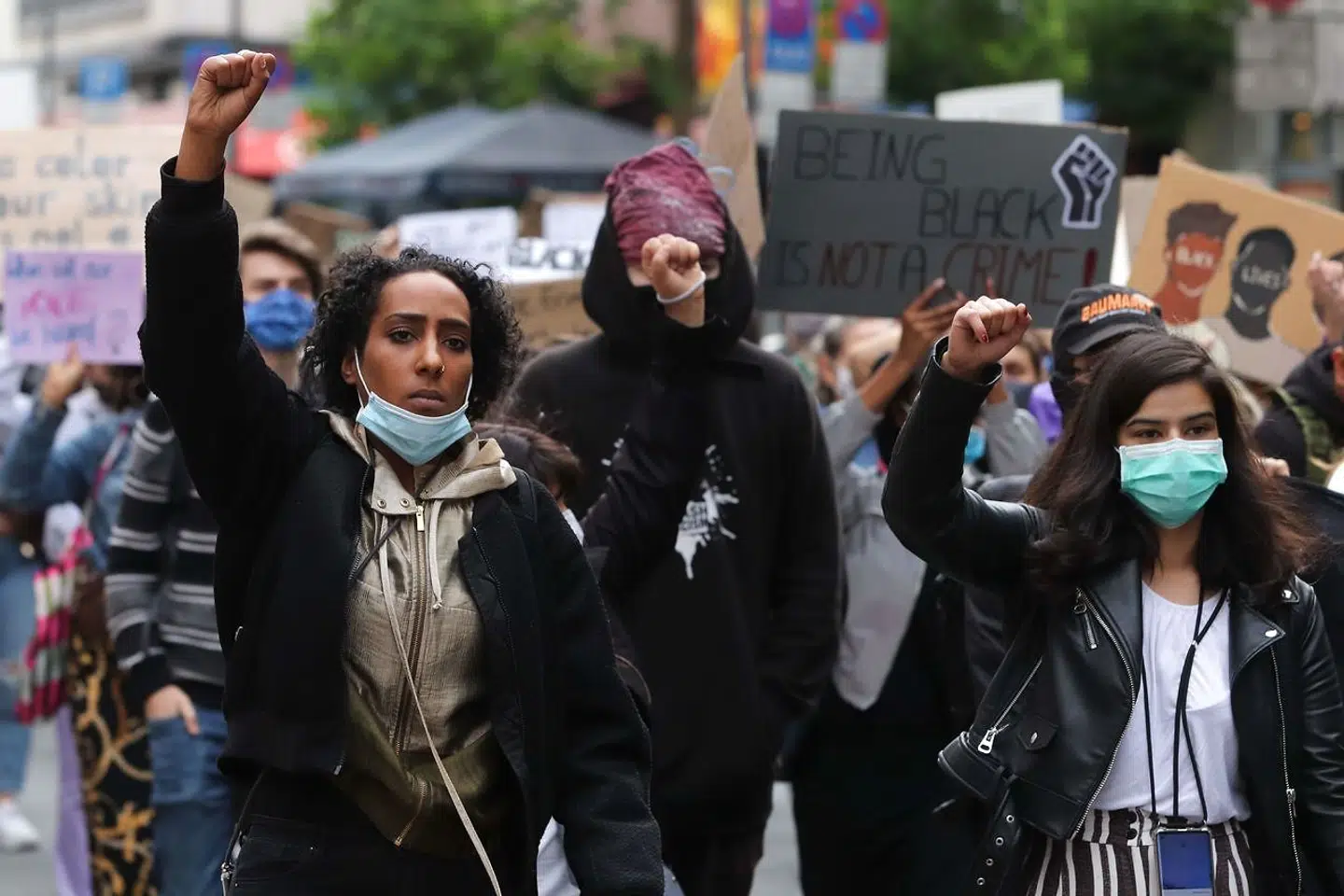 »(...) Der er tale om en rigtig fin stiløvelse i at finde »hvid« undertrykkelse, hvor der ingen er. Og det er mit problem med den her slags forskning. Når en forsker begynder at fabulere om hvid mælk som kulturbærende for en undertrykkende hvid befolkning, så er vi simpelthen kørt af sporet. Vi mister fokus på virkelige problemer,« skriver Christian Marcussen.