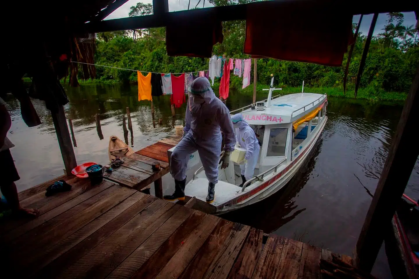 Flodambulanceførere på arbejde i Brasiliens Amazonas-delta. Sydamerikas enorme regnskovsområder er særlig hårdt ramt af coronapandemien.