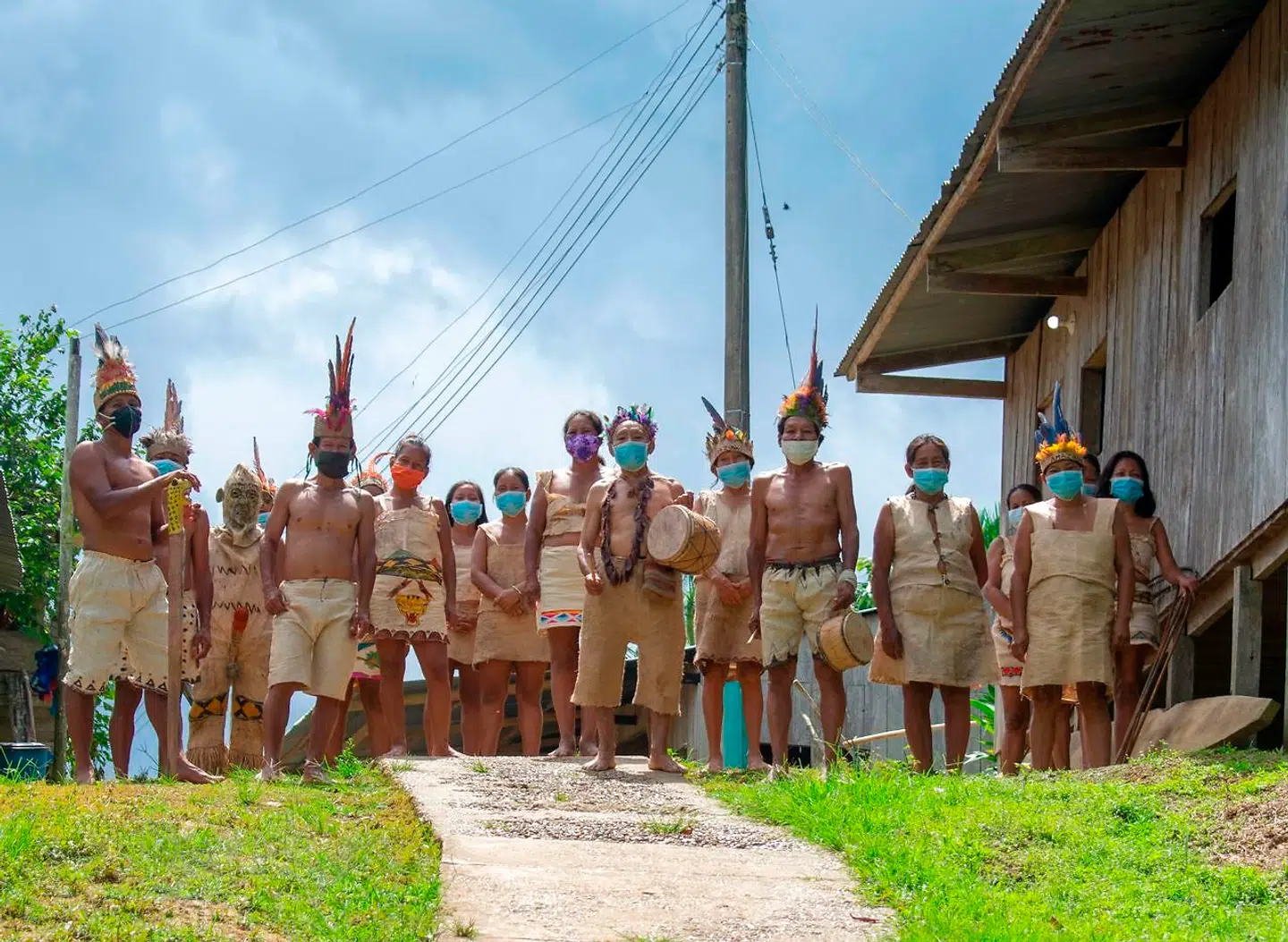 Tikuna-stammen, et oprindeligt folk i den colombianske del af Amazonas, har inkorporeret mundbind i deres traditionelle klædedragt.