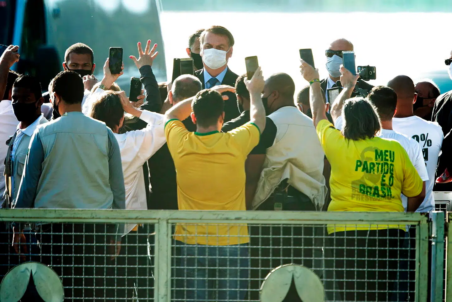 Den brasilianske præsident, Jair Bolsonaro, der her ses omgivet af tilhængere uden for regeringspaladset i Brasilia, fastholder sin teori om, at covid-19 bare er »uma gripezinha« – en lille influenza. Er hans politik en trussel mod ikke blot brasilianernes sundhed, men hele Latinamerika?