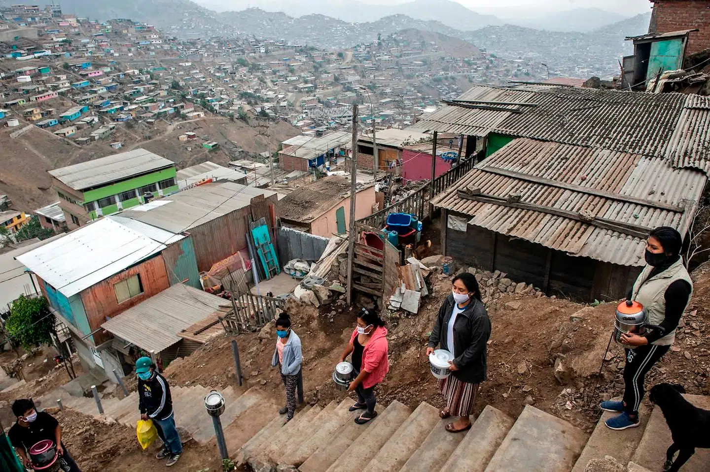 Kø med sikkerhedsafstand uden for et suppekøkken i udkanten af den peruanske hovedstad, Lima. Undersøgelser viser, at der begynder at være mangel på fødevarer af ordentlig kvalitet i det hårdt ramte land, og eksperter advarer om truende hungersnød både her og andre steder i regionen.