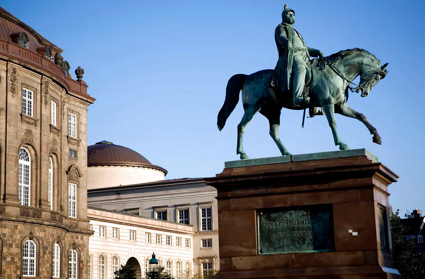 Blandt de kontroversielle skulpturer er denne af Frederik VII til hest. Han gav danskerne grundloven i 1849, men den kom ikke til at gælde for Danmarks kolonier og deres beboere.