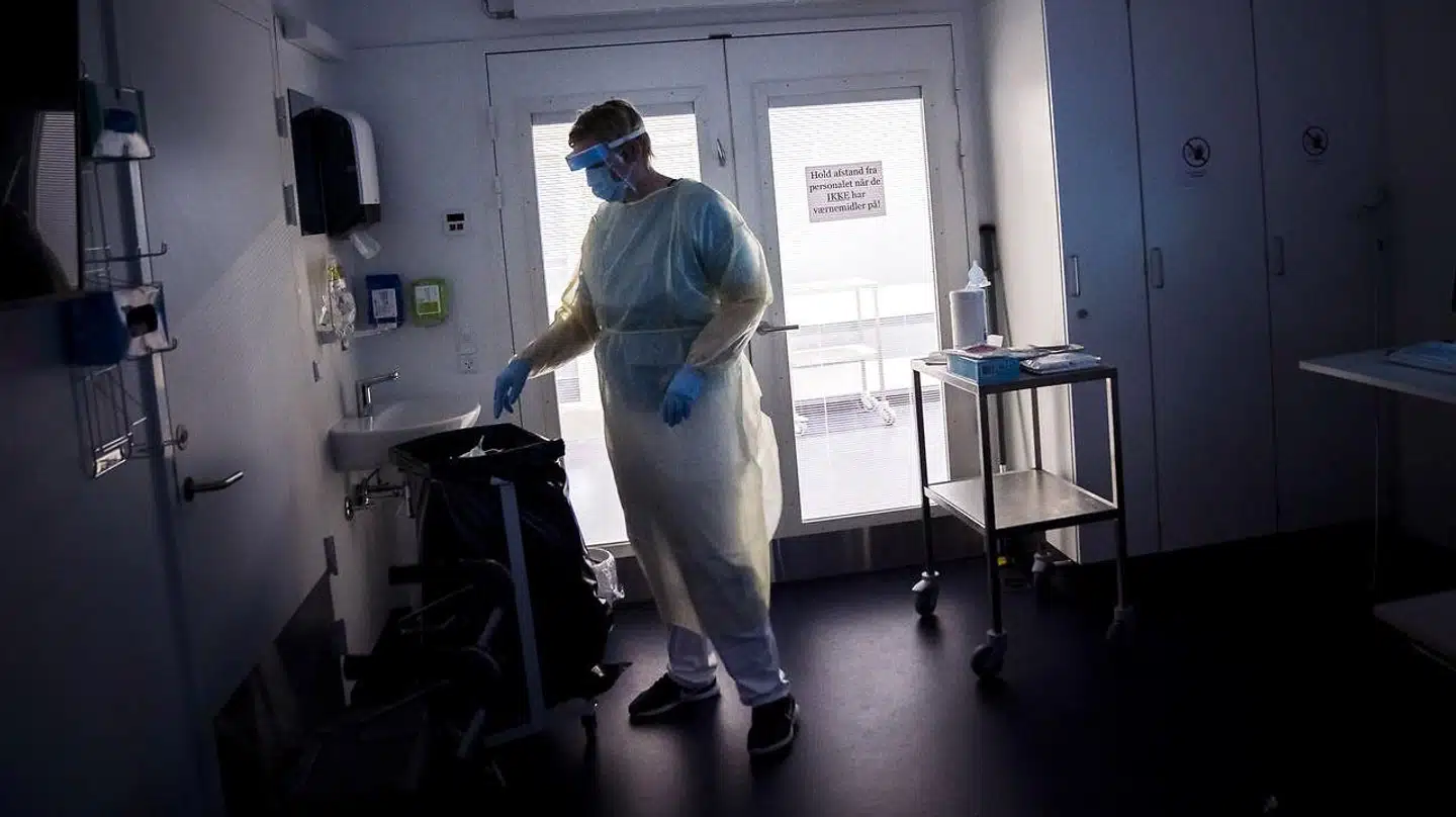 Eksperterne ser positivt på smittens udvikling i Danmark, men de savner informationer om, hvordan udviklingen for nyindlagte ser ud.