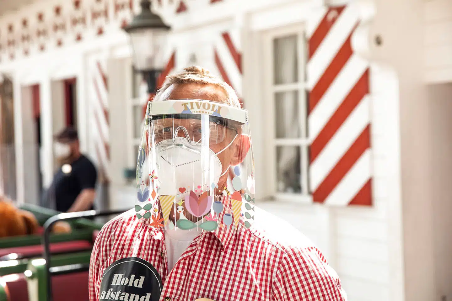 Arkivfoto. Tivolis medarbejdere demonstrerer i den gamle rutsjebane hvordan de skal bære værnemidler, og hvordan bamser skal holde gæsterne på afstand, når Tivoli åbner igen.