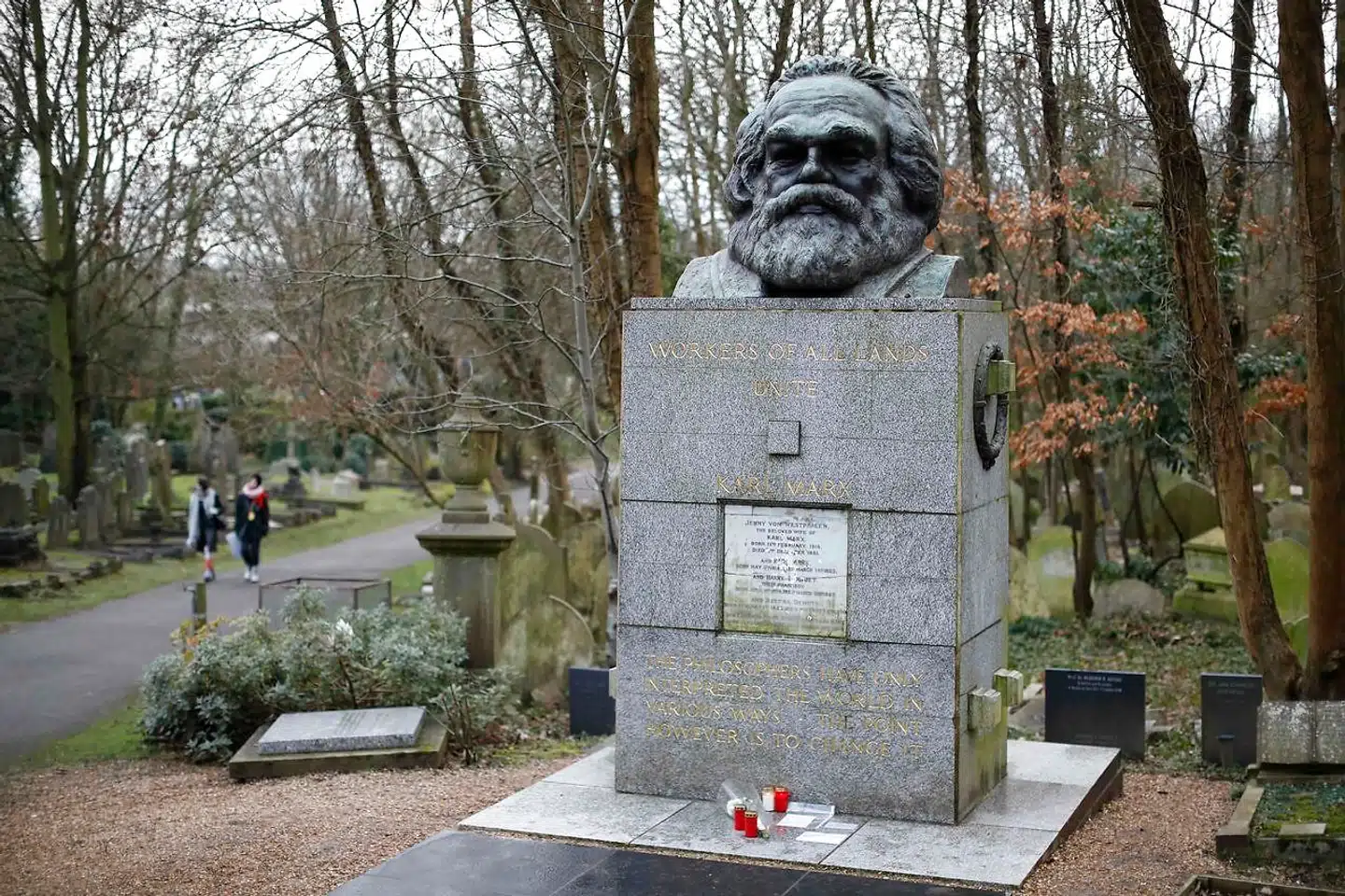Karl Marx’ grav i London er fredet efter alle kunstens regler – men blev så sent som sidste år alvorligt skadet af hærværk. Foto: Tolga AKMEN / AFP