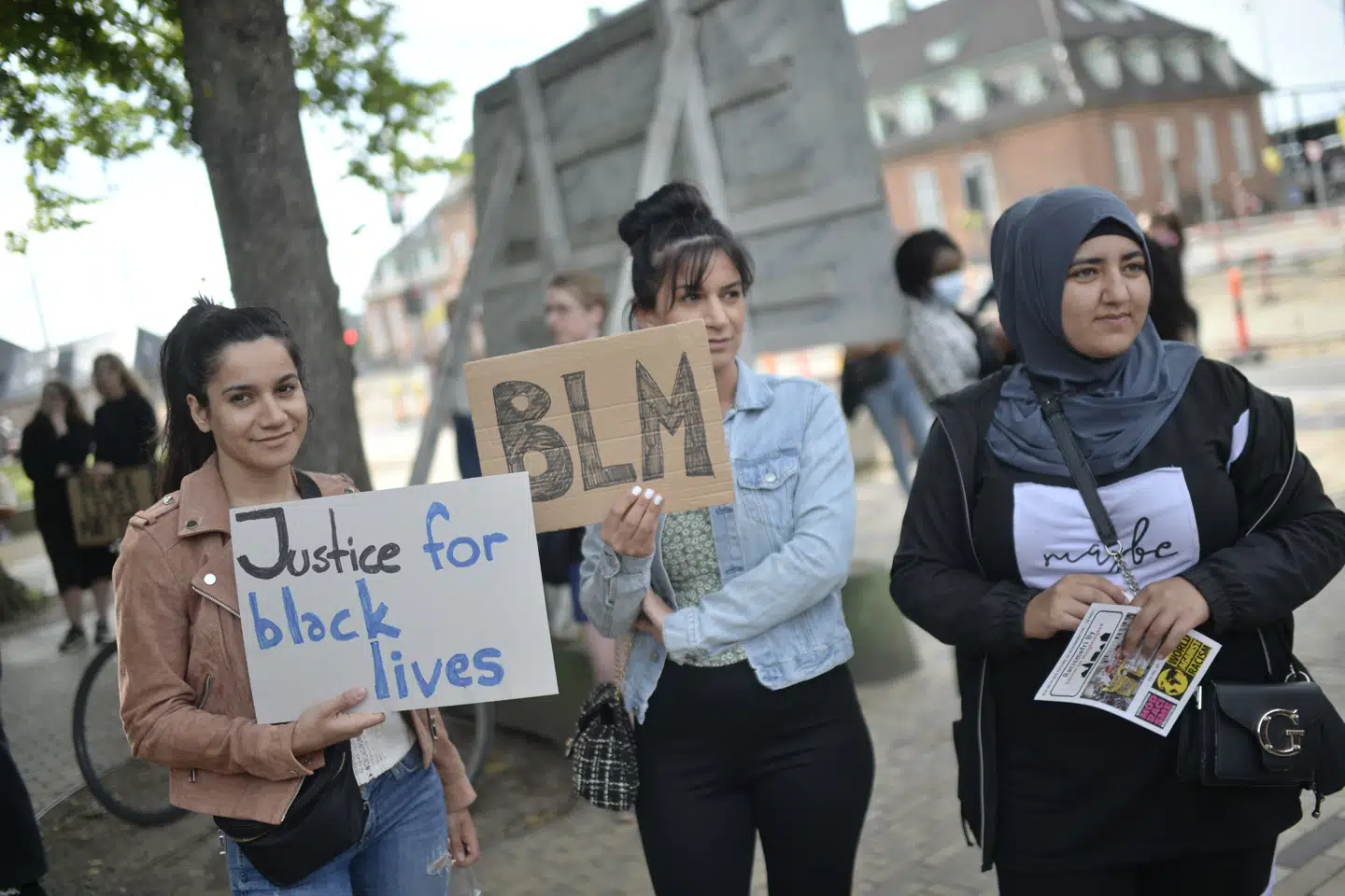 Omkring 300 personer deltager onsdag eftermiddag i en demonstration i Odense mod racisme. Demonstrationen forløber roligt, oplyser politiet. Tim K. Jensen/Ritzau Scanpix