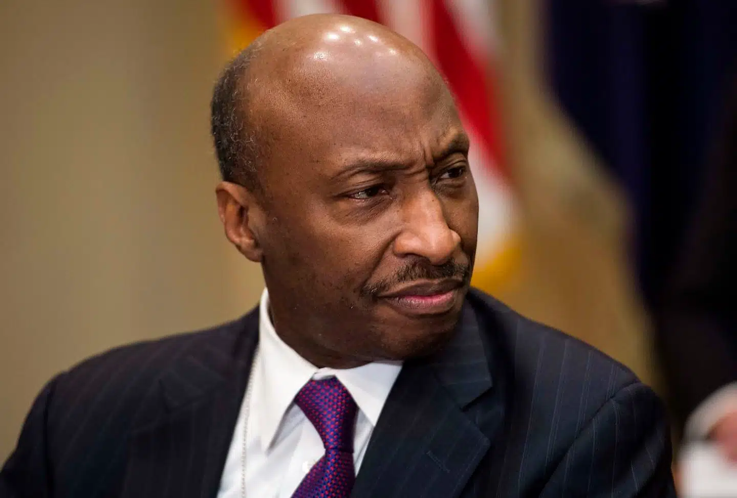 Kenneth Frazier, topchef for medicinalgiganten Merck, vakte opsigt, da han i 2017 trak sig fra præsident Donald Trumps særlige erhvervsråd i protest mod Trumps håndtering af raceuro i Charlottesville, Virginia. Nu er han igen ude med stærke udtalelser om ulighed og racisme. Frazier voksede op i den rå del af storbyen Philadelphia og er som sort et særsyn blandt USAs topchefer.