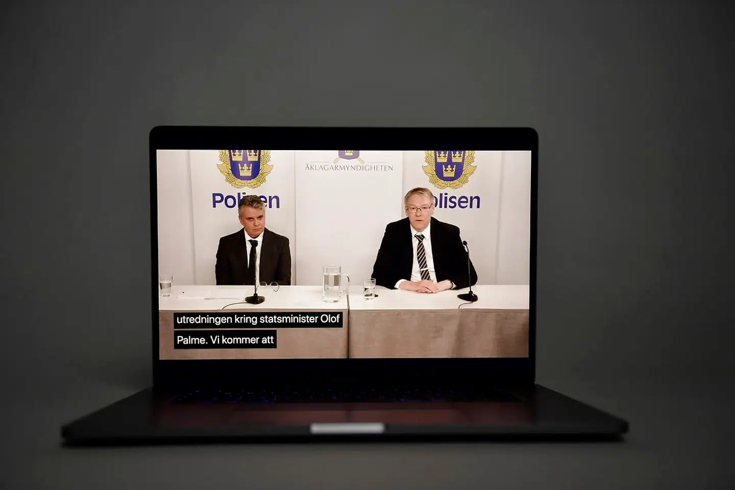 Ved historisk pressemøde i Stockholm onsdag udpegede chefanklager Krister Petersson (th) skandiamanden, Stig Engström, som Olof Palmes morder. Engström døde i 2000. Petersson holdt pressemøde sammen med efterforskningsleder Hans Melander (tv).