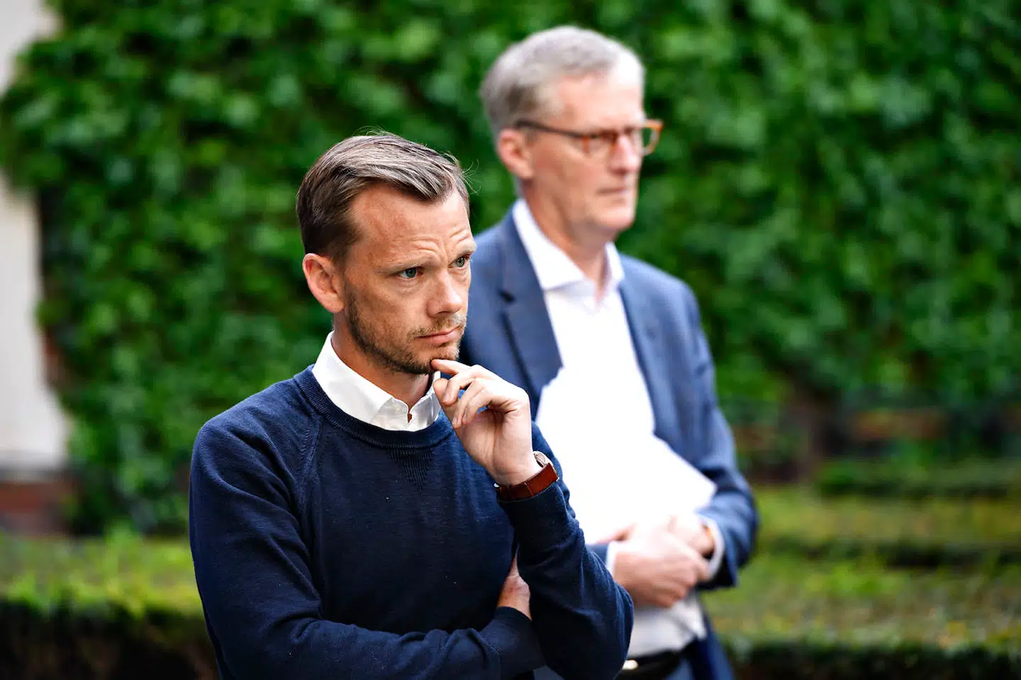 Beskæftigelsesminister Peter Hummelgaard (S) samt viceadm. direktør i Dansk Erhverv Laurits Rønn, da regeringen og arbejdsmarkedets parter holder pressemøde om udfasning af lønkompensationsordningen, i Finansministeriet i København fredag den 5. juni 2020.