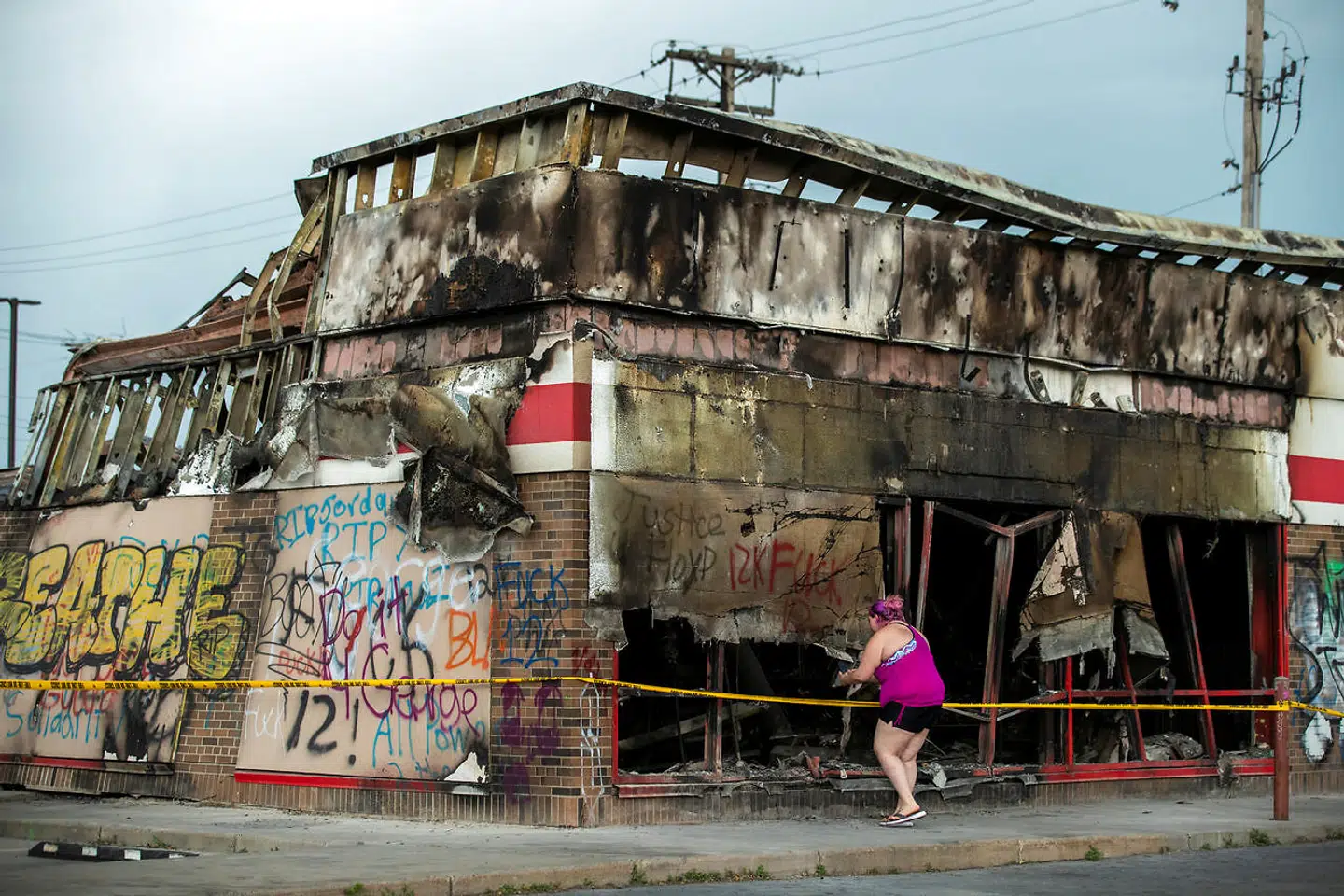 Et helt kvarter omkring en nedbrændt politistation i Minneapolis er stort set brændt ned.