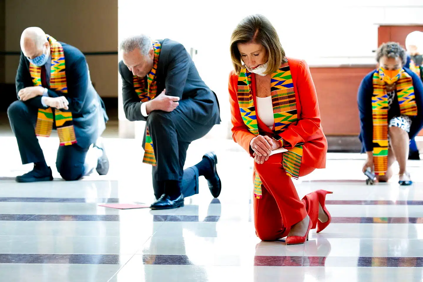 Den demokratiske majoritetsleder i Repræsentanternes Hus, Nancy Pelosi, og andre demokratiske lovgivere knælede mandag for at ære George Floyd og andre ofre for racemæssig uretfærdighed.