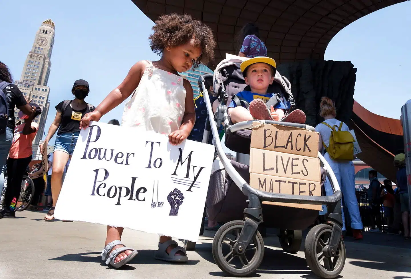 Mens nogle demonstrationer har været voldelige, så har andre været fredelige og med familier. Her Uma Sarre (t.v.) på tre år og Samson Geller på to år, som holder skilte under march for »Black Lives Matter«.