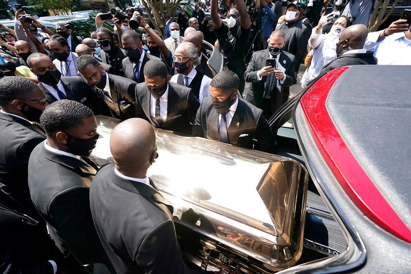 George Floyds kiste blev også kørt med traditionel ligvogn under mindeceremoni tirsdag.