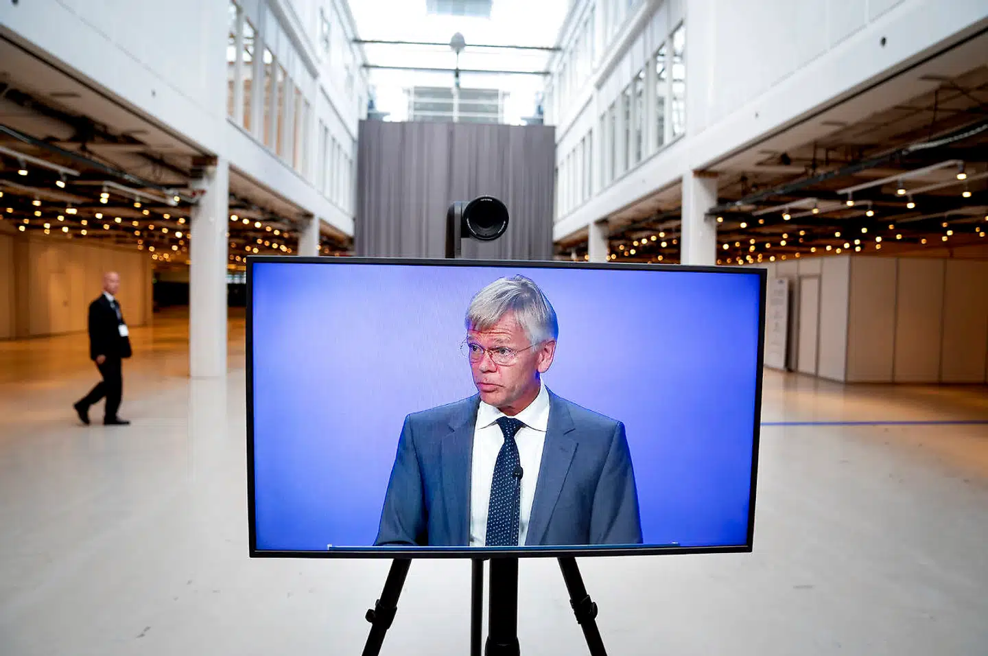 Pressen måtte følge med på en skærm, da Danske Banks bestyrelsesformand, Karsten Dybvad, tirsdag holdt sin beretning på bankens ordinære generalforsamling. Og kun få aktionærer var mødt op.