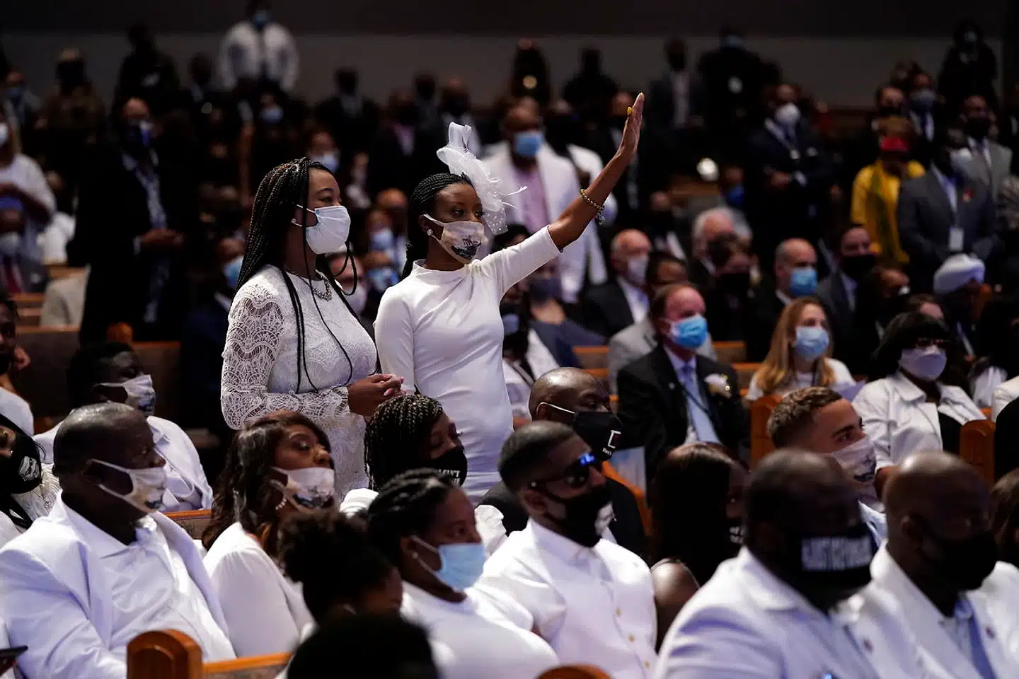 Familie og gæster deltog tirsdag i den private begravelse af George Floyd. 25. maj døde han i politiets varetægt i Minneapolis, og siden er store protester mod politivold og racisme rullet henover landet.