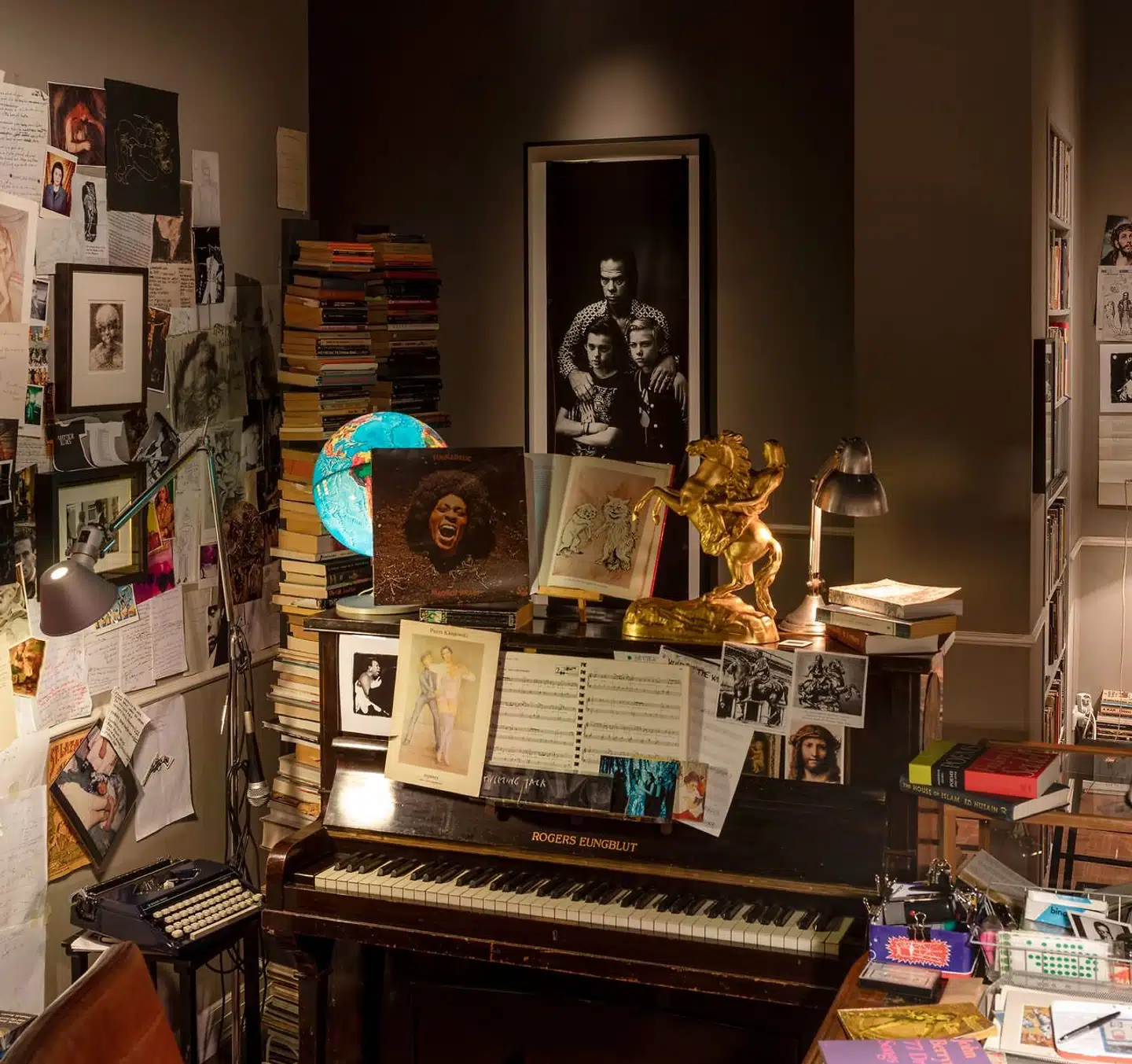 Da Nick Cave flyttede til London i 1980, bemærkede han de store rytterstatuer i Hyde Park, som han fandt latterlige og groteske. Han legede med tanken om at lave en storslået hyldeststatue af et almindelige menneske – for eksempel sig selv. Flere år senere lavede billedhuggeren Corin Johnsen en statue af Cave, der nu også står som model på Den Sorte Diamant, der også huser et gammelt tyggegummi fra Nina Simone og adskillige sangtekster. Over klaveret hænger et billede af Cave og hans to tvillingesønner. Den ene, Arthur, døde i 2015.